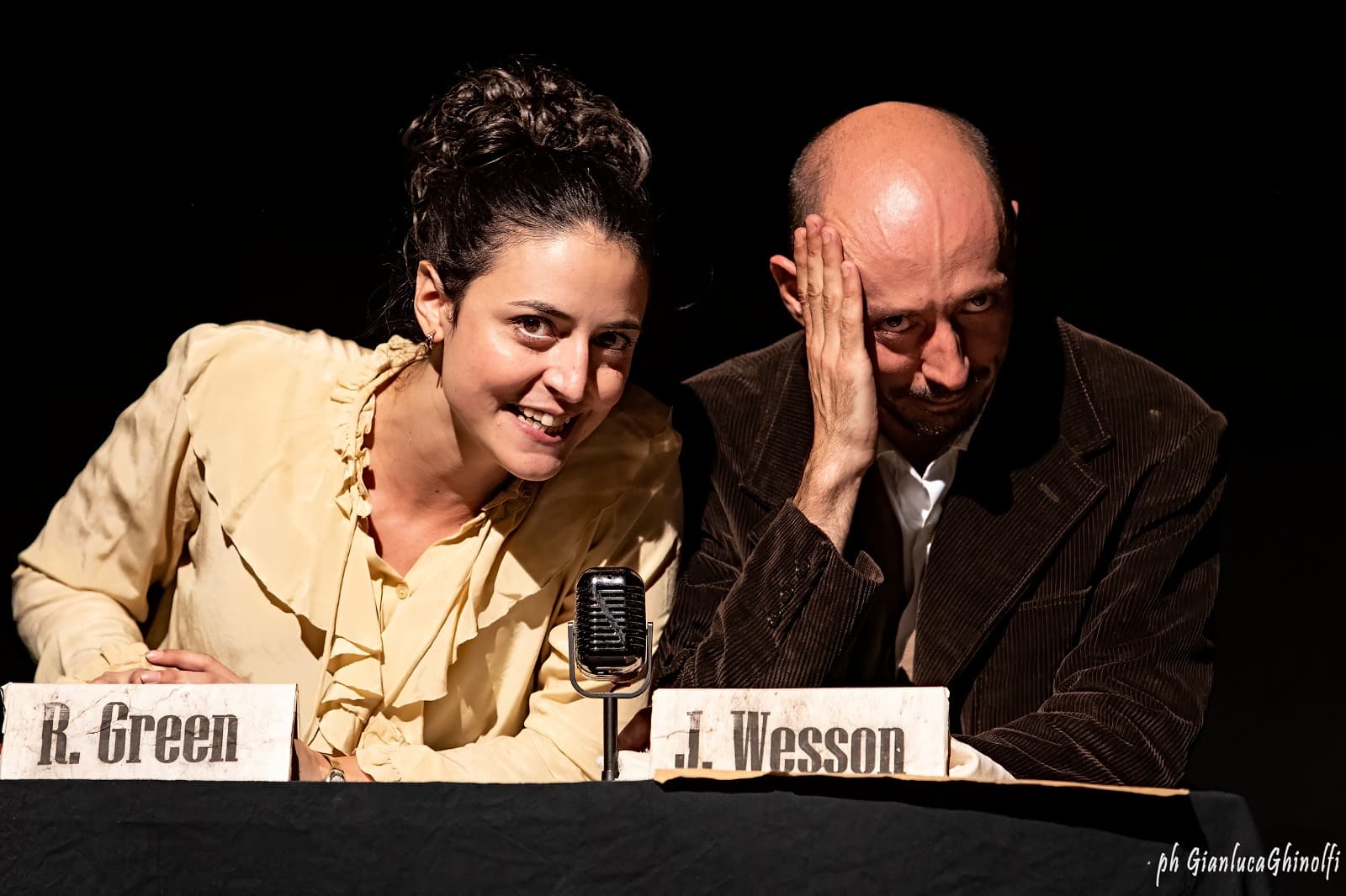 Scena conferenza stampa in smith & Wesson